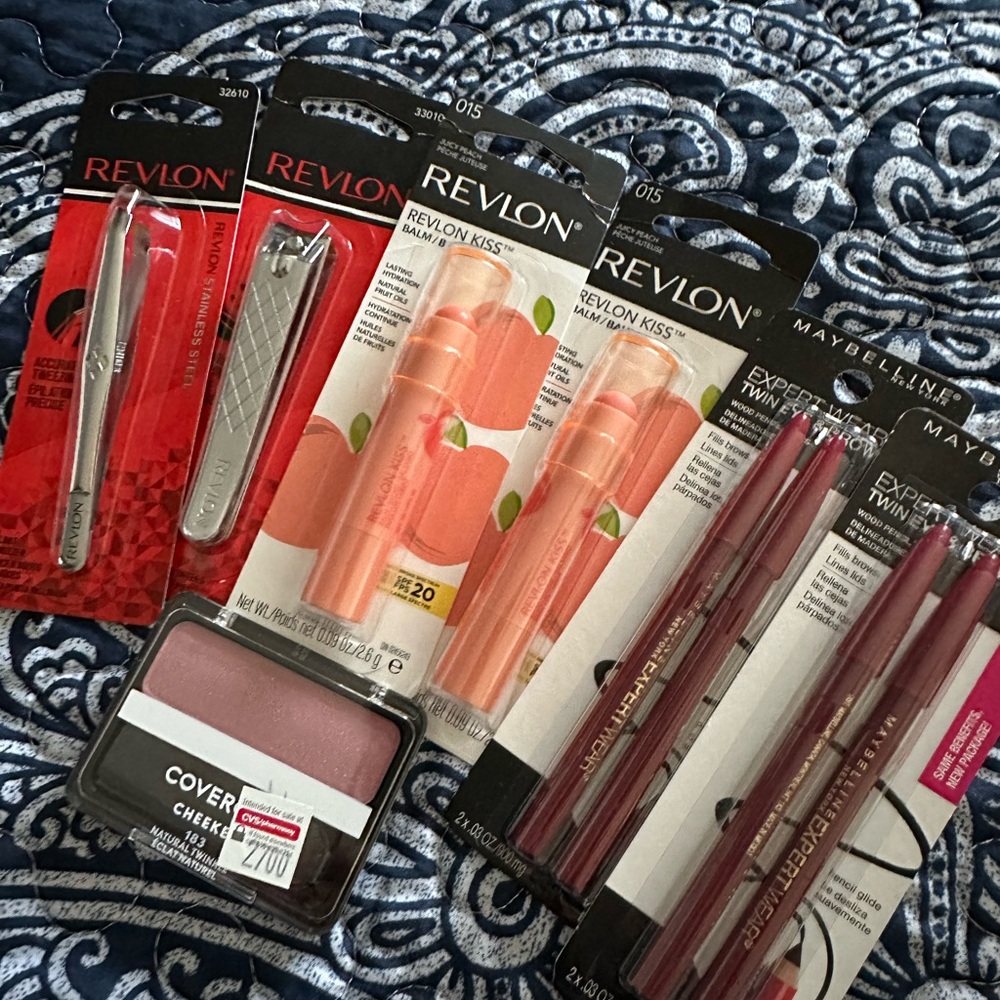 Womens MakeUp Bundle ***65***  Revlon Kiss Balm Set  & Covergirl Blush #183
